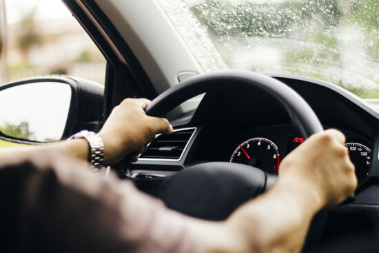 Varna vožnja v dežju